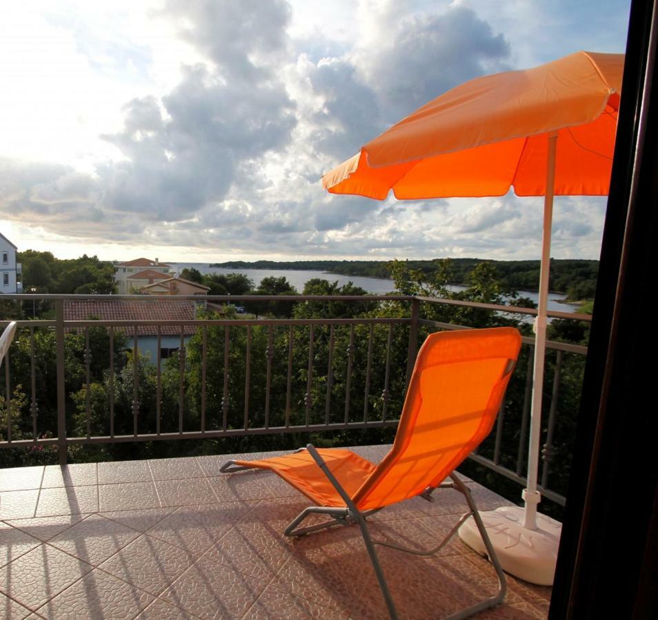 Apartment In Funtana With Seaview, Balcony, Air Condition, Wifi Eksteriør bilde